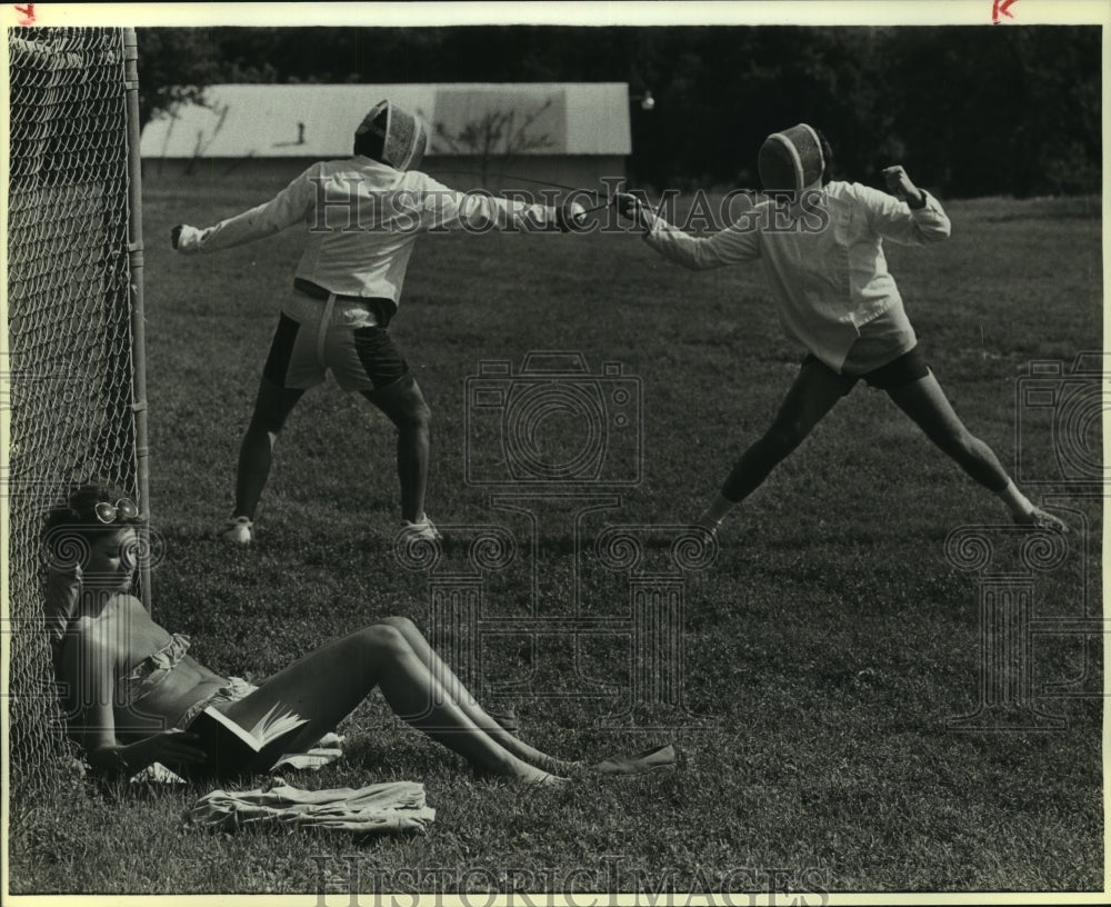 1985 Press Photo Trinity University Fencers Carlos Miranda and Jeff Gordon-Historic Images