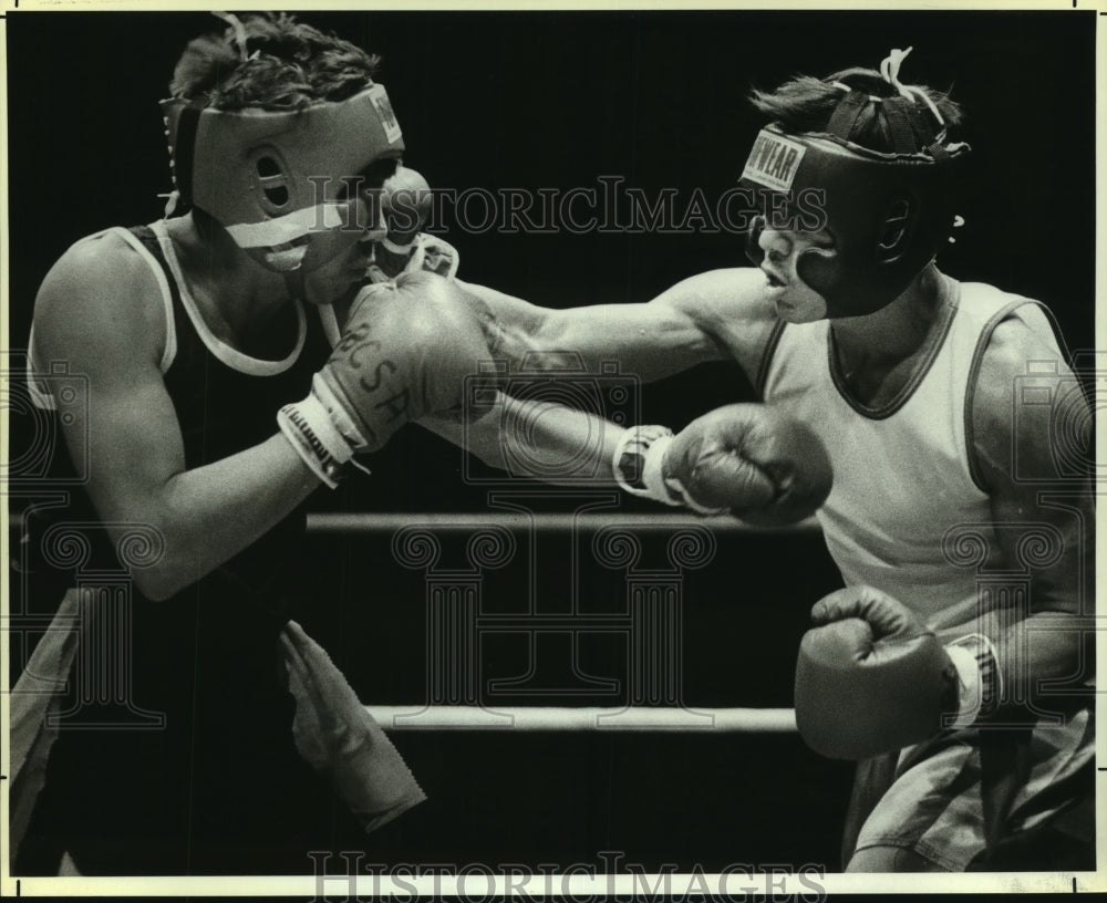 1986 Press Photo Boxers David Moreno and Alberto Santana at Golden Gloves Bout-Historic Images