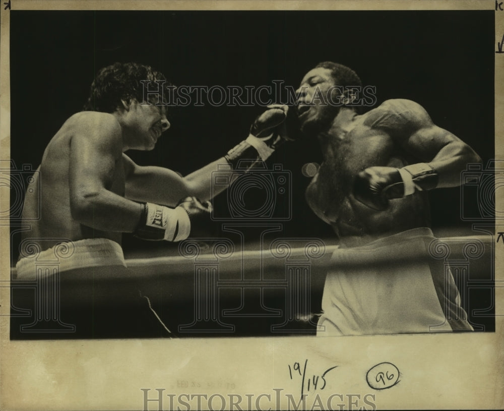1978 Press Photo Boxers Sammy Ayala and Mike Everett Fight in the Ring - Historic Images