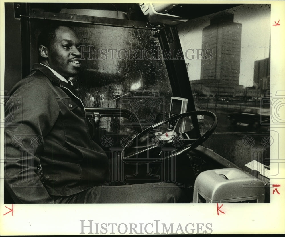 1987 Press Photo Vernon Evans Driging his VIA Bus - sas09964- Historic Images