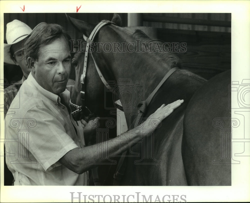 1990 Press Photo Don Essary with Horse at Bandera Downs - sas09967- Historic Images