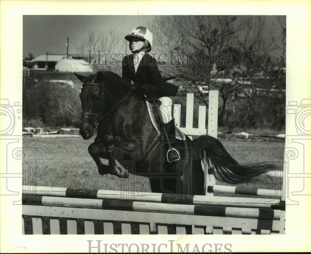 1991 Press Photo Equestrian Melisa Crabtree Rides Horse Kahlua at Mortage Hill- Historic Images