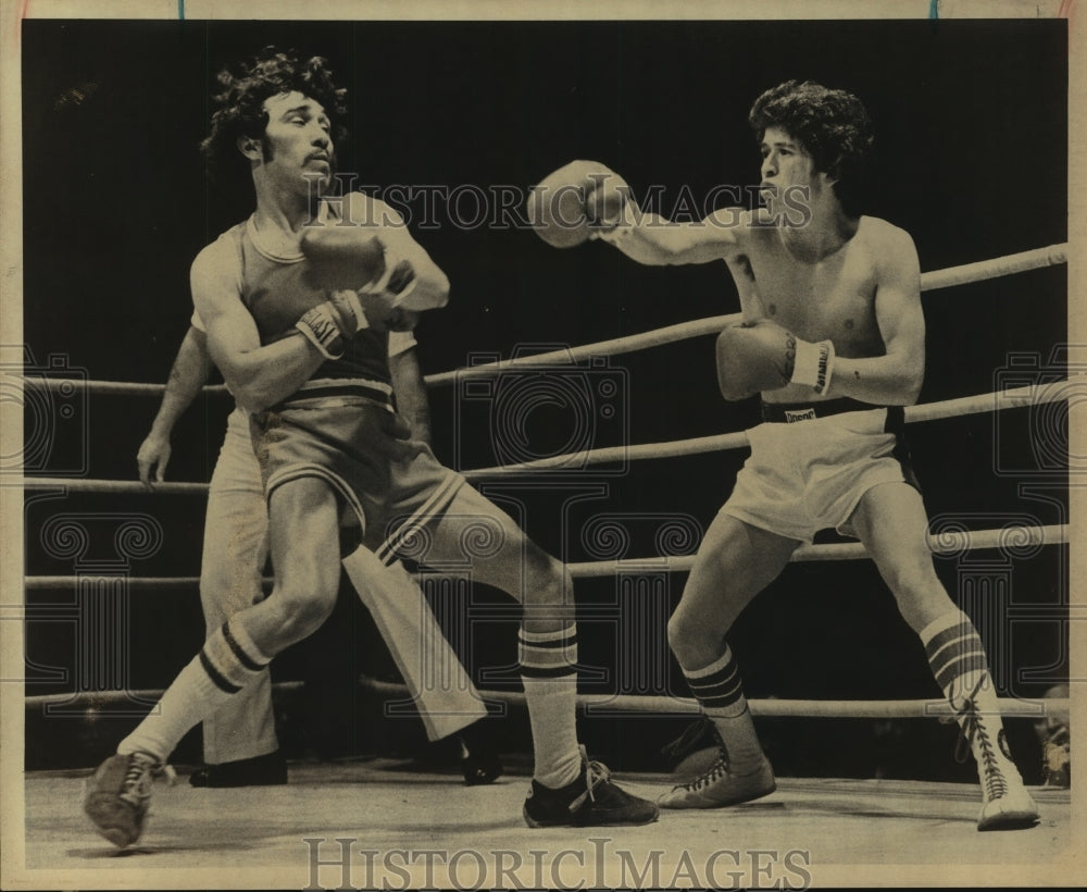 1981 Press Photo Boxers Francisco Soto and Albert Gonzales at Golden Gloves Bout - Historic Images