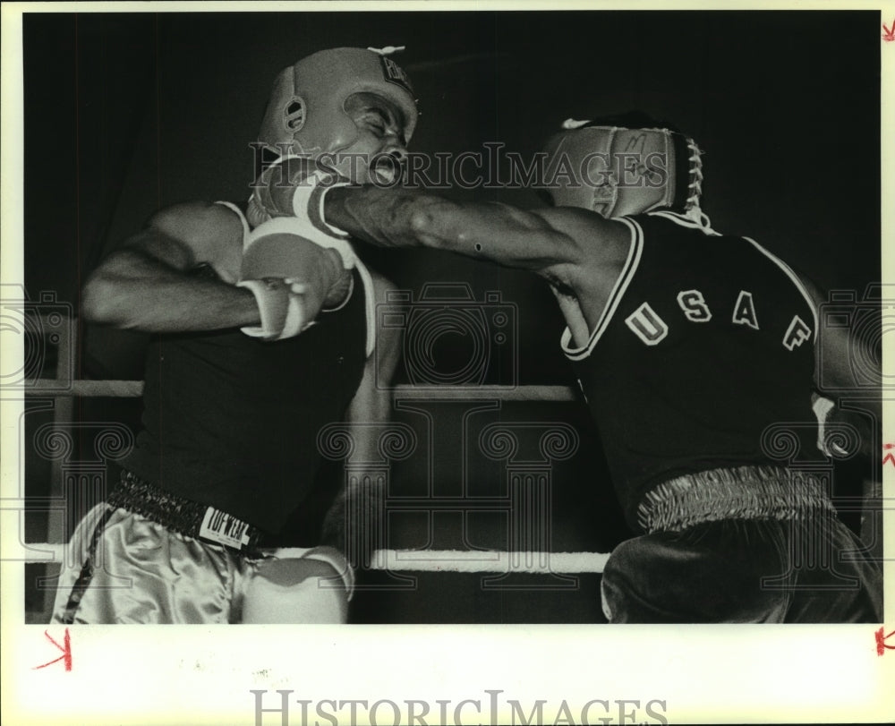 1988 Press Photo Boxers Anthony McCall and Robert McCrary at Golden Gloves Bout- Historic Images