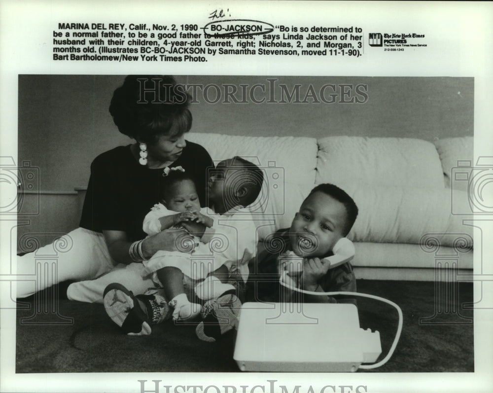 1990 Press Photo Athlete Bo Jackson's Wife and Three Children at Home - Historic Images