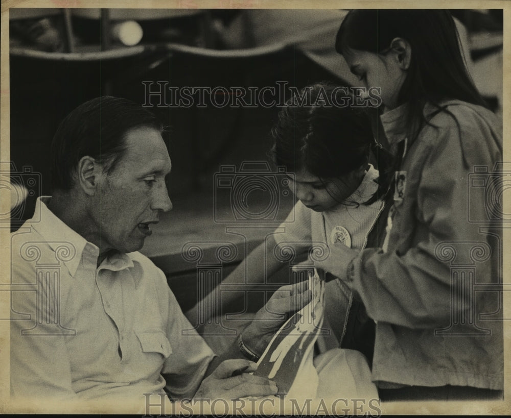 Press Photo Baseball's Bob Feller with Girls Lisa and Laura Lopez - sas10067 - Historic Images