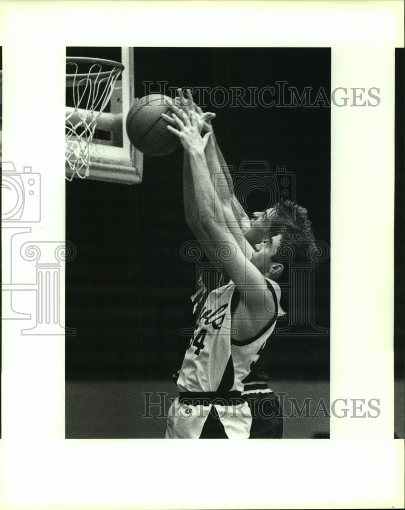1991 Press Photo Highlands and Alamo Heights play boys high school basketball - Historic Images