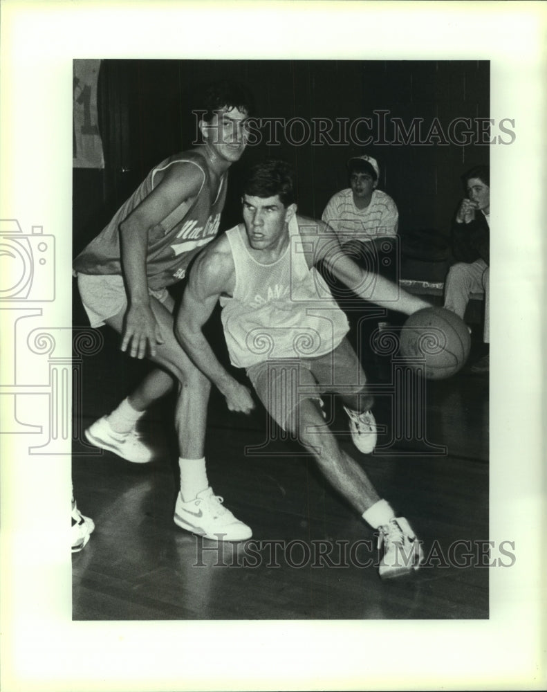 1990 Press Photo MacArthur High basketball Chad Collins controls the ball- Historic Images