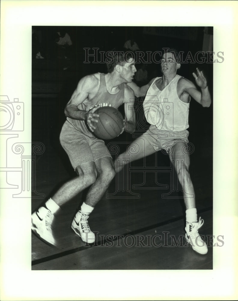 1990 Press Photo MacArthur High basketball player Chad Collins controls the ball- Historic Images