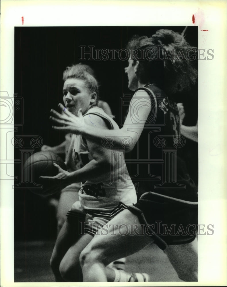 1990 Press Photo Marion and McGregor play girls high school basketball- Historic Images