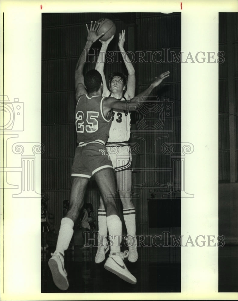 1985 Press Photo Marshall and Roosevelt play boys high school basketball - Historic Images