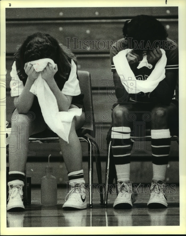 1985 Press Photo Roosevelt High basketball players Karen Ballew, Toya Walker - Historic Images