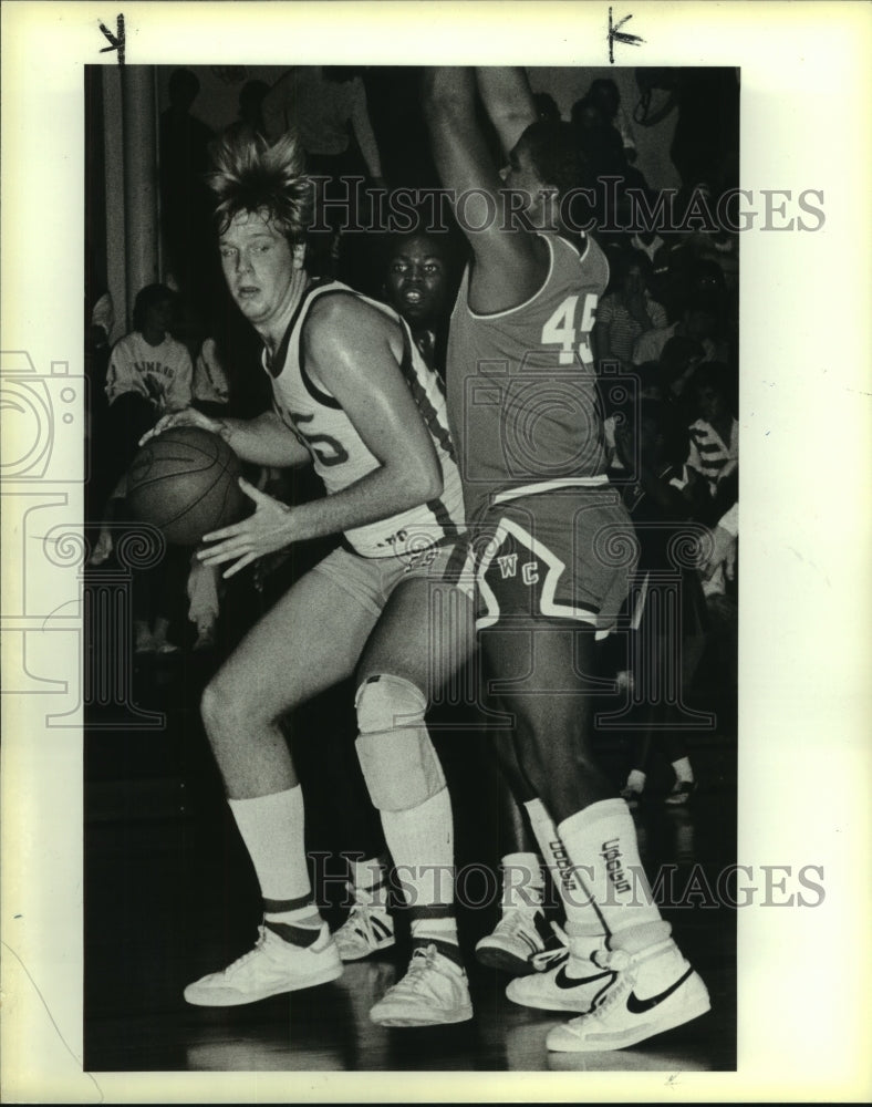 1985 Press Photo Clemens and West Campus play boys high school basketball - Historic Images