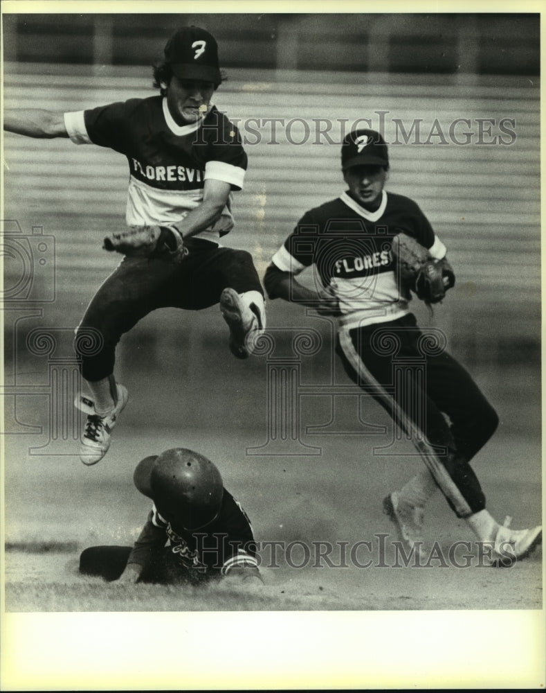 1985 Press Photo Floresville High baseball players in action - sas10295 - Historic Images