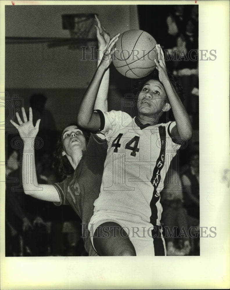 1984 Press Photo Highlands and McCollum play girls high school basketball - Historic Images