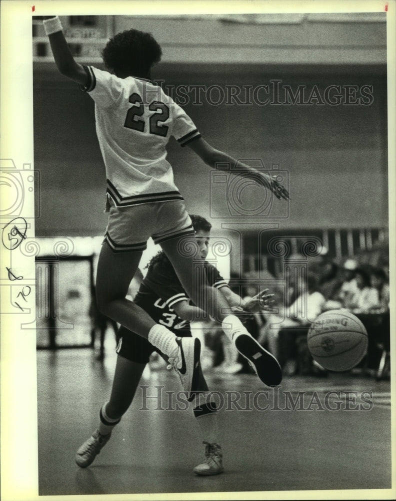 1984 Press Photo Austin Reagan and Highlands play girls high school basketball - Historic Images