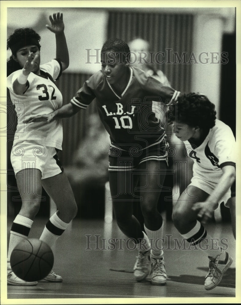 1984 Press Photo Highlands and Austin LBJ play girls high school basketball- Historic Images