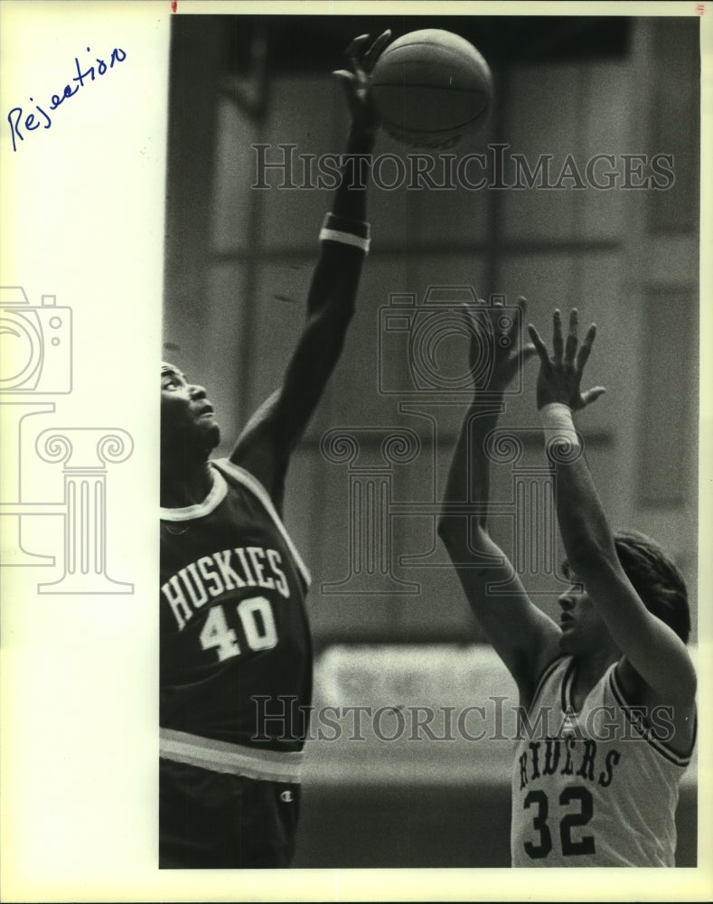 1984 Press Photo Holmes and Roosevelt play boys high school basketball - Historic Images