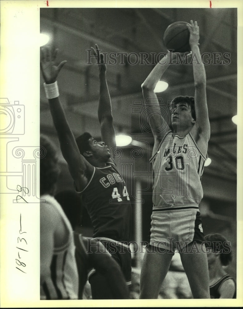 1984 Press Photo South San West and Alamo Heights play boys prep basketball - Historic Images