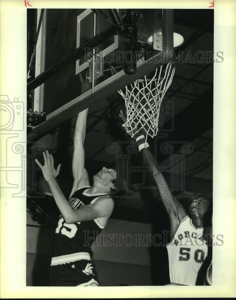 1984 Press Photo South San and East Central play boys high school basketball - Historic Images
