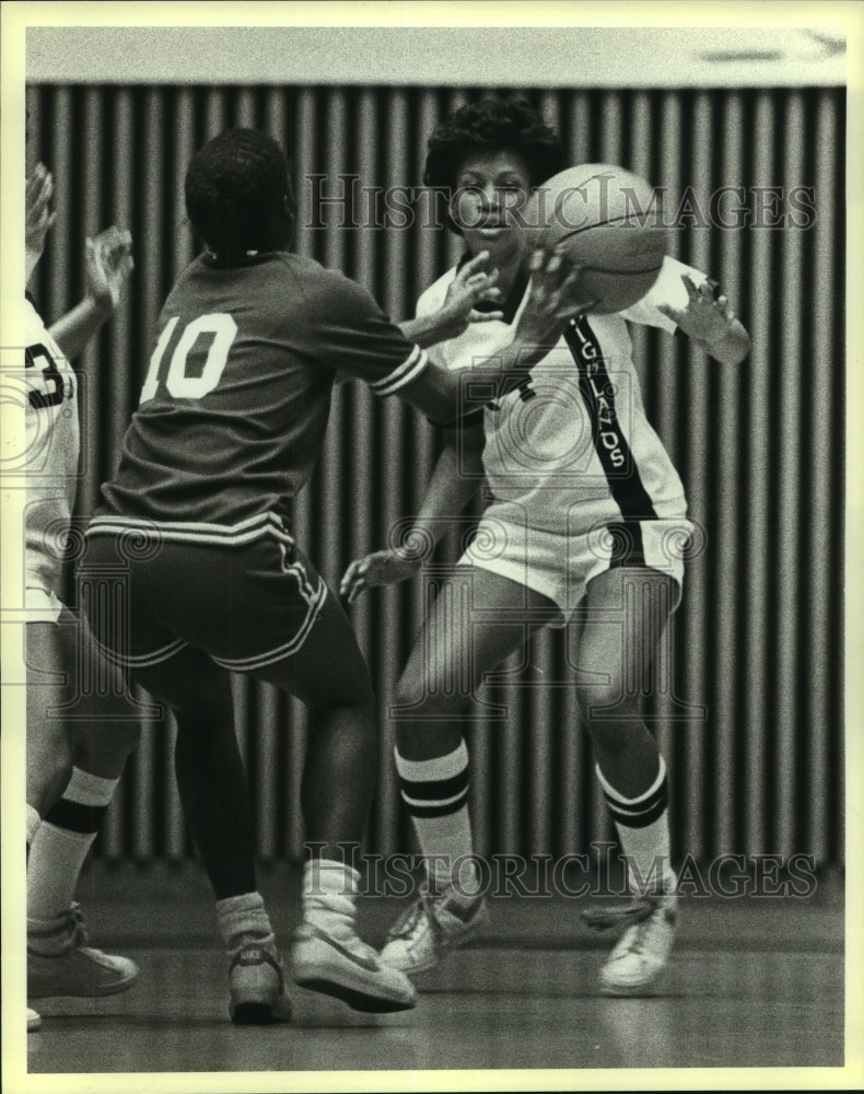 1984 Press Photo Austin LBJ and Highlands play girls high school basketball - Historic Images