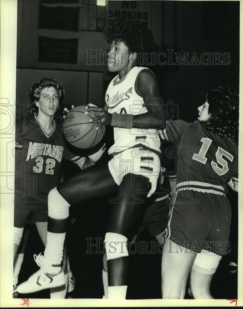 1984 Press Photo St. Mary's prep basketball player Donna Smith in action - Historic Images