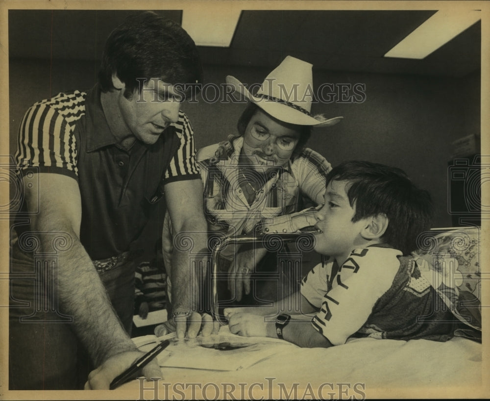 1979 Press Photo Walt Garrison and Johnny Gayle with Jose Carrizales - sas10473 - Historic Images