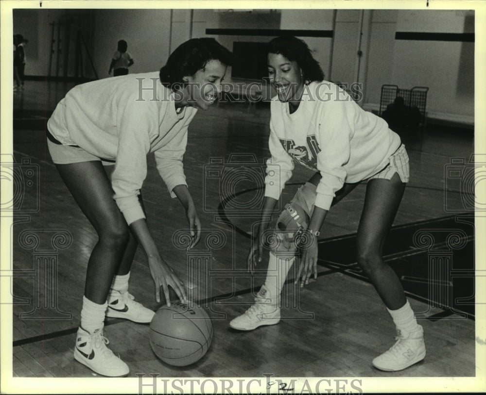 1986 Press Photo Lisa and Lori King, Marshall High School Basketball Players - Historic Images
