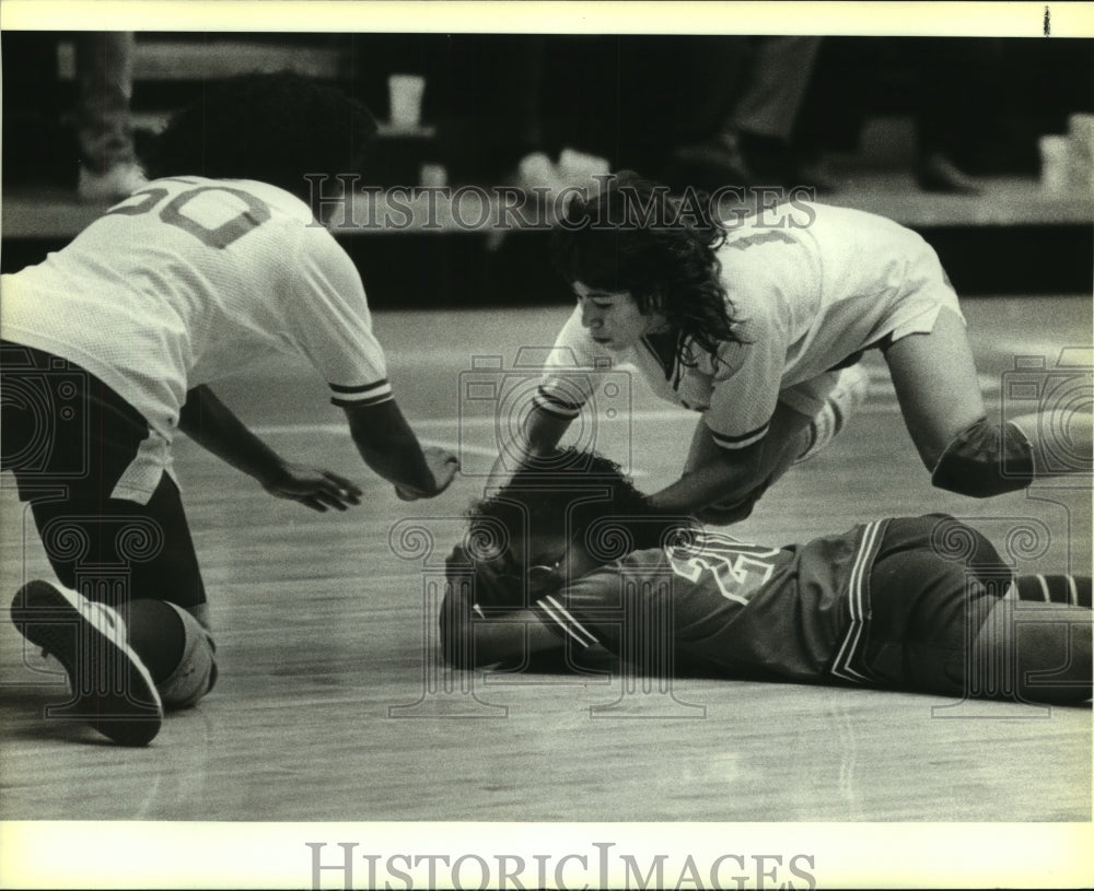1986 Press Photo Donna Lloyd, Roosevelt High School Basketball Player at Game - Historic Images