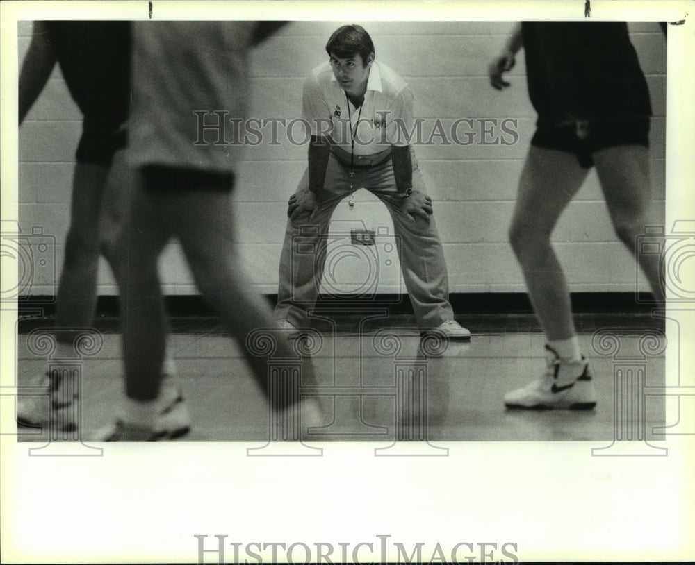 1990 Press Photo Jimmy Jowers, Clemens High School Basketball Coach at Practice - Historic Images