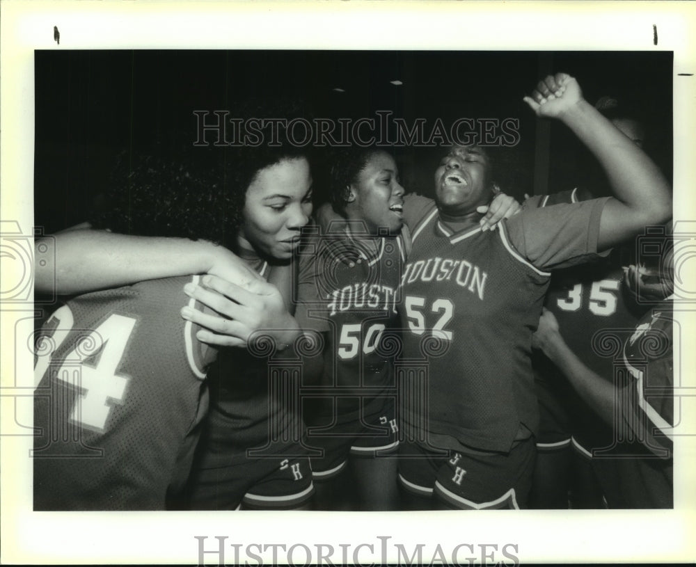 1990 Press Photo Sam Houston High girls basketball players celebrate a win - Historic Images