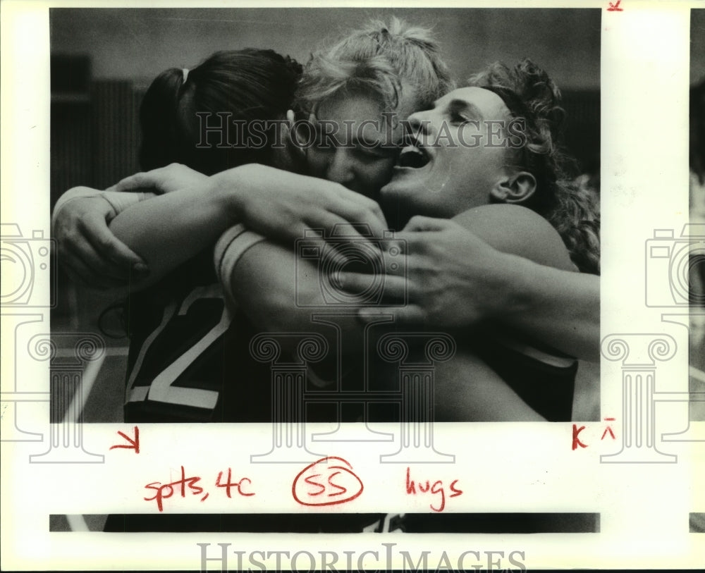 1990 Press Photo Seguin High players celebrate a girls basketball win- Historic Images