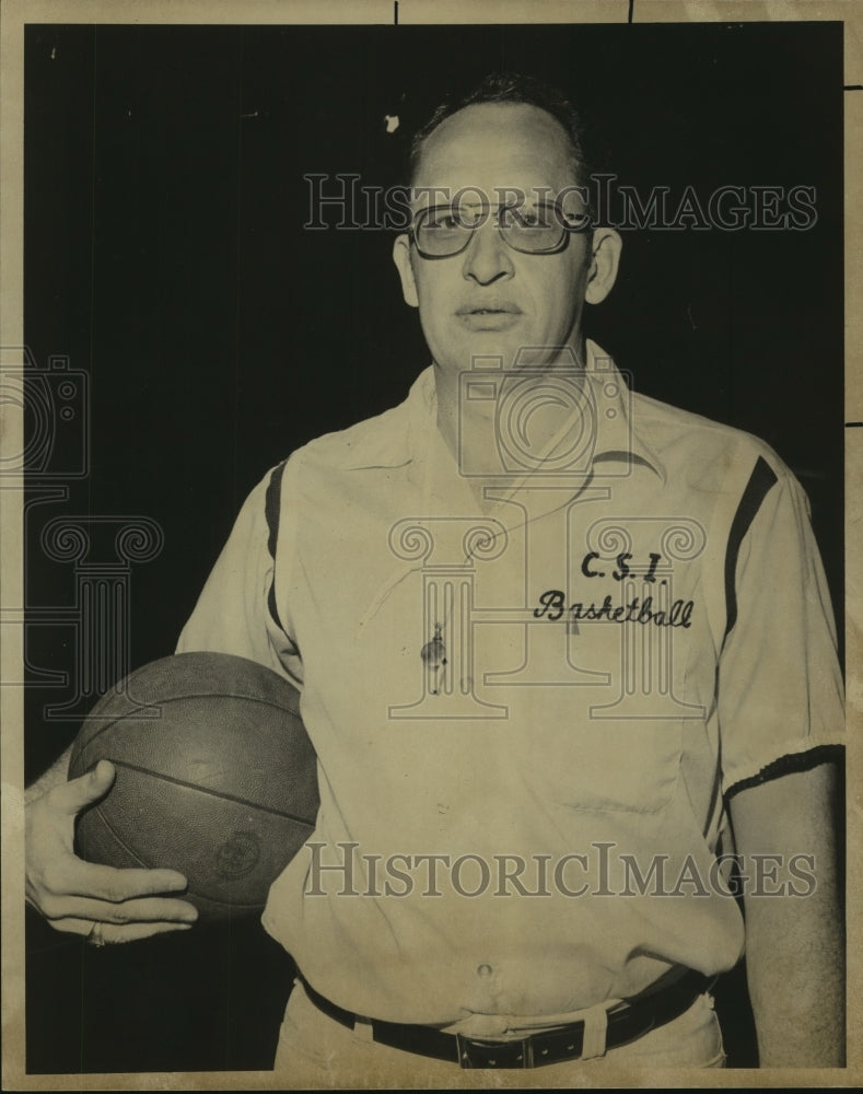 1975 Press Photo Boyd Grant, C.S.I. Basketball Coach - sas10583 - Historic Images
