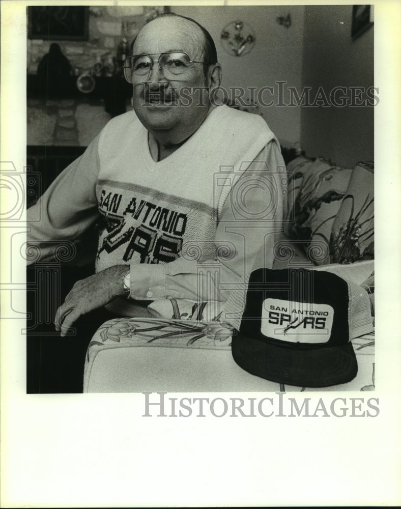 1987 Press Photo Tom Fenley, San Antonio Spurs Basketball Time Keeper - Historic Images