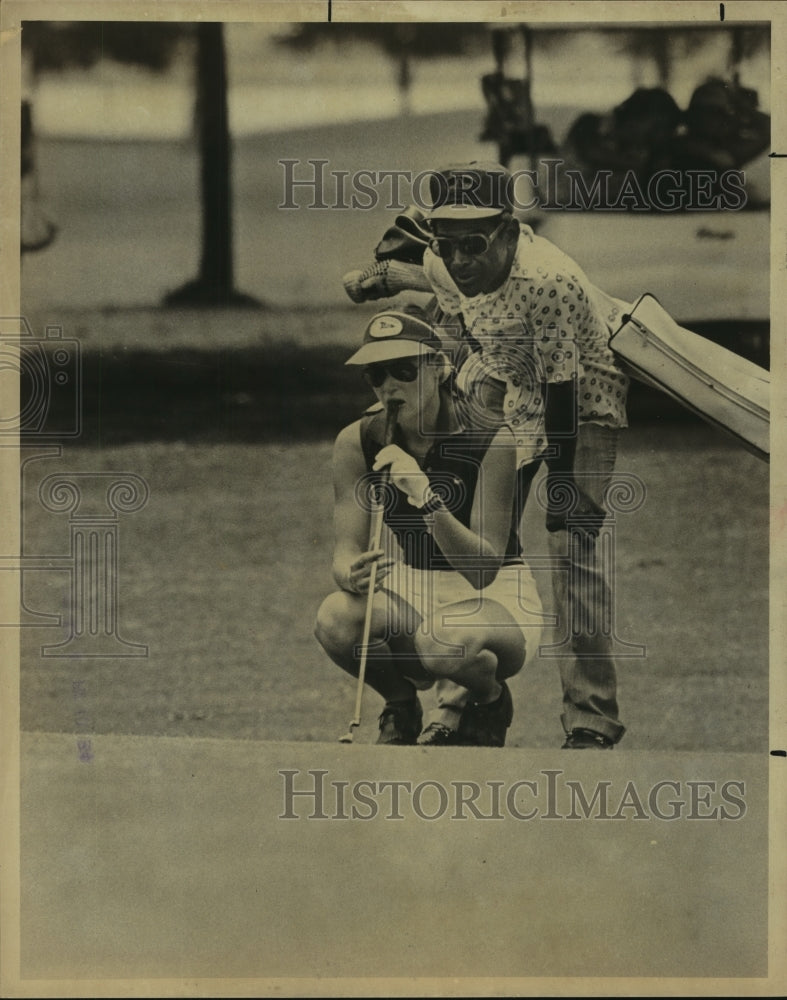 1975 Press Photo Golfer Brenda Goldsmith with Caddy - sas10666- Historic Images