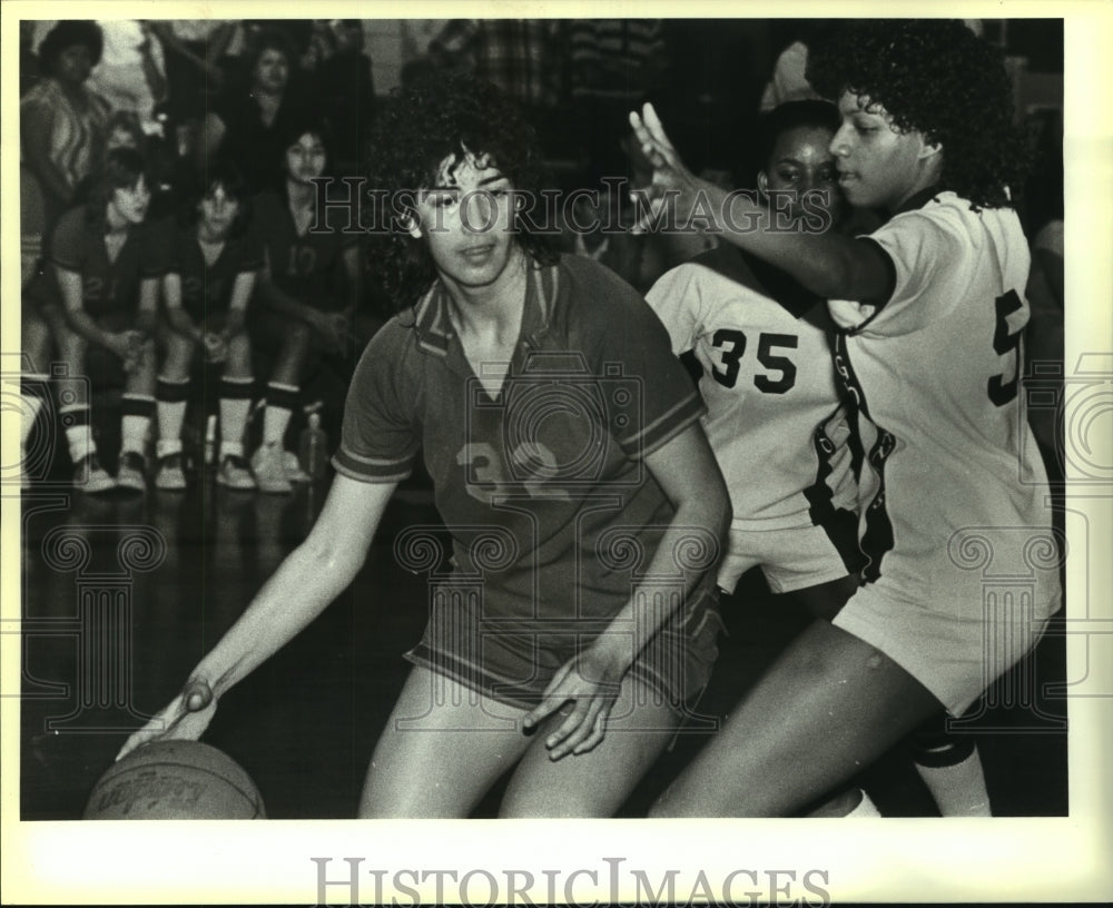 1984 Press Photo McCollum and Highlands play girls high school basketb