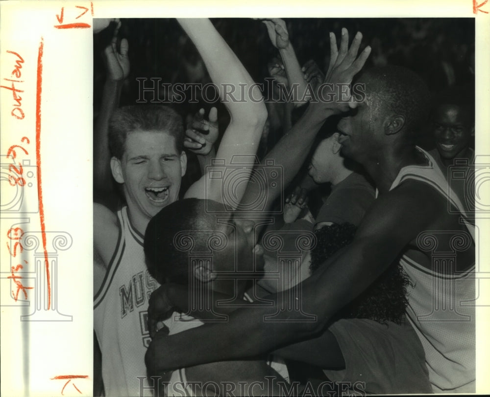 1989 Press Photo John Jay celebrates a boys basketball win over AS Johnston - Historic Images