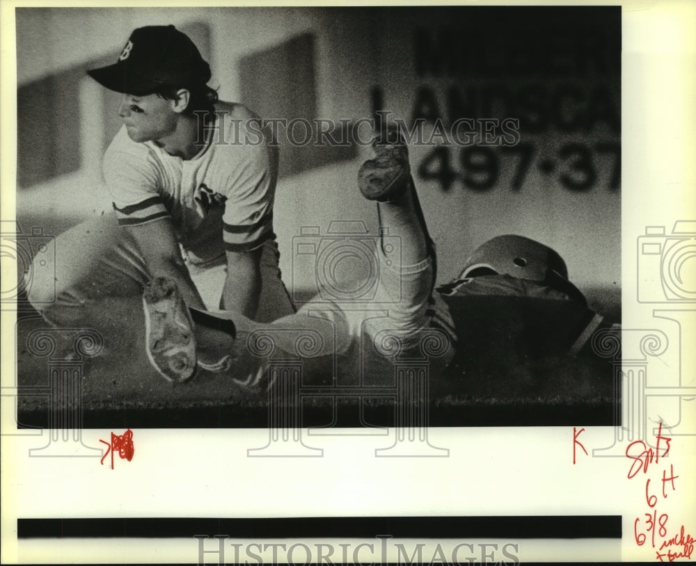 1986 Press Photo Medina Valley and Boerne High School Baseball Players at Game - Historic Images