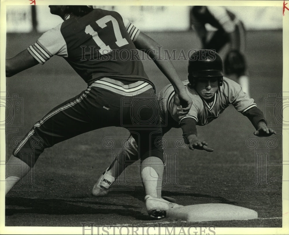 1985 Press Photo Falls City and Lago Vista High School Baseball Players at Game- Historic Images