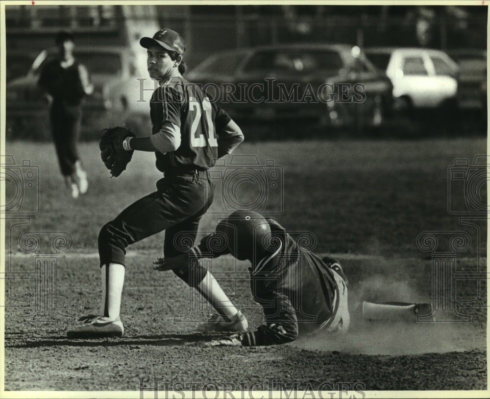 1985 Press Photo Harlandale and South San play high school baseball - sas10832- Historic Images