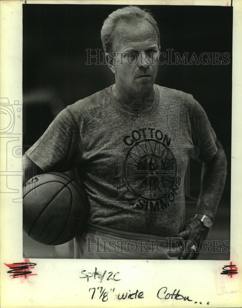 1986 Press Photo Cotton Fitzsimmons, Basketball Coach at Spurs Rookie Workout - Historic Images