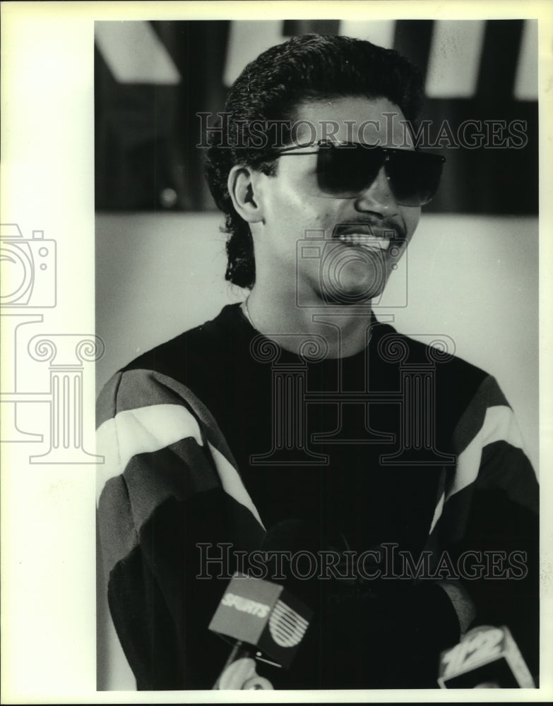 1988 Press Photo Boxer Paul Gonzalez - sas10915- Historic Images