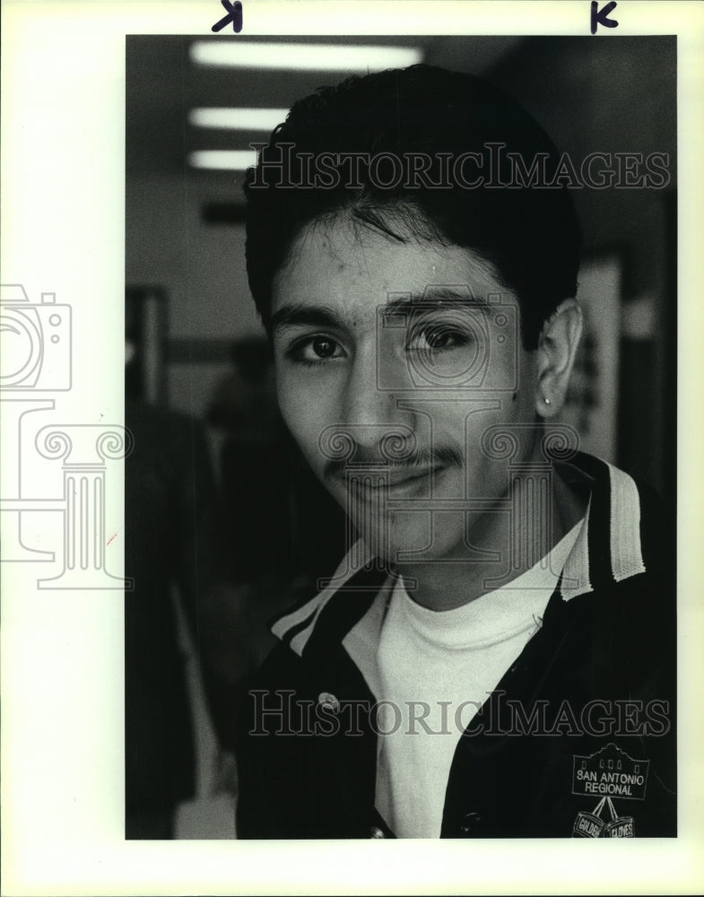 1990 Press Photo Paul Espino, Golden Gloves Boxer for Calderon&#39;s Boy&#39;s Club - Historic Images