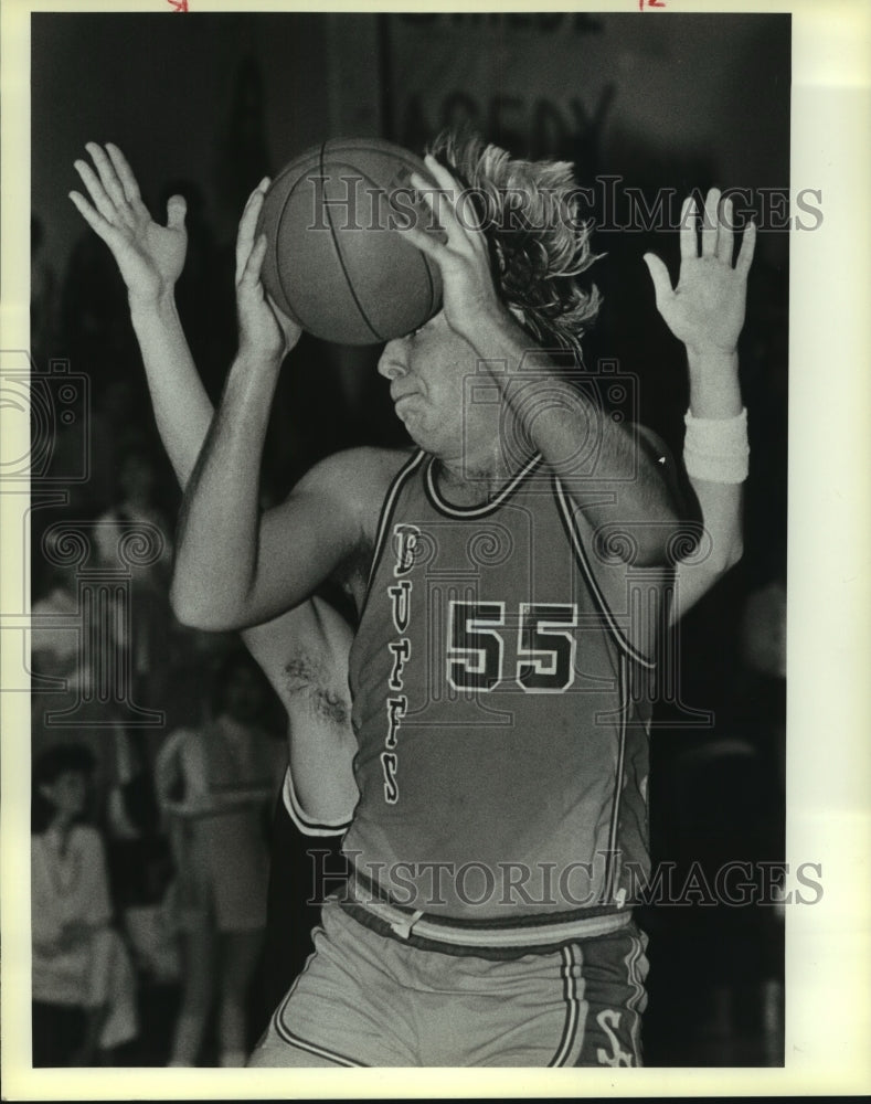 1985 Press Photo Paul Hartzog, Clemens Basketball Player at Uvalde Game- Historic Images