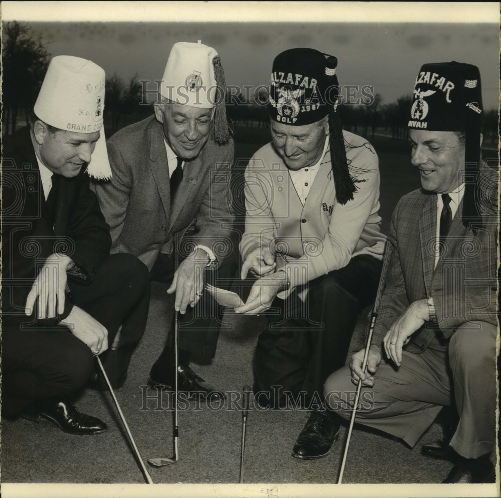 1967 Press Photo Cliff Gossett Alzafar Gold Unit President and Members Play Golf - Historic Images