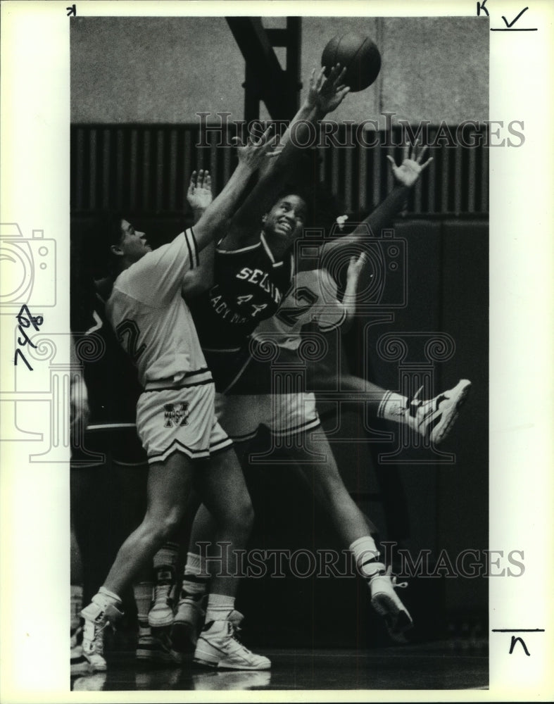 1990 Press Photo Seguin and Marshall High School Basketball Players at Game- Historic Images