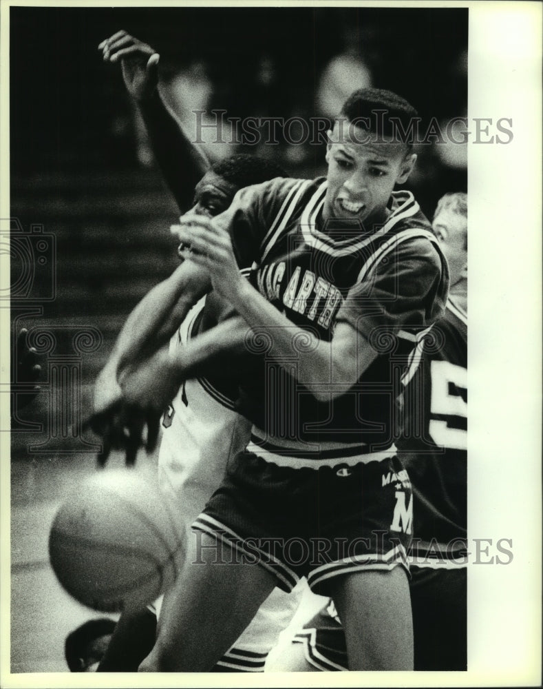1989 Press Photo Brian Bateau, MacArthur High School Basketball Player at Game - Historic Images