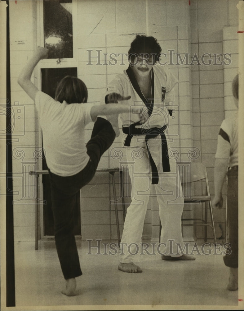 1979 Press Photo Eli Guerra, Karate Instructor with Student Paul Darilek- Historic Images