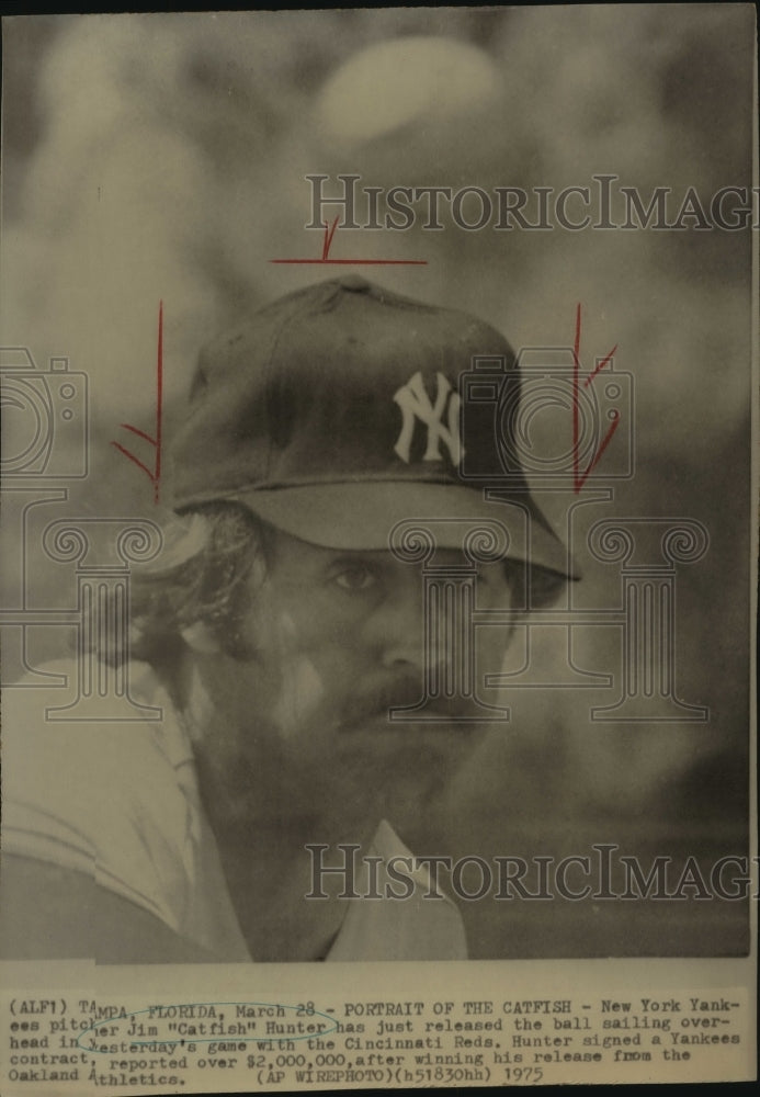 1975 Press Photo Jim &quot;Catfish&quot; Hunter, New York Yankees Baseball Player at Game - Historic Images