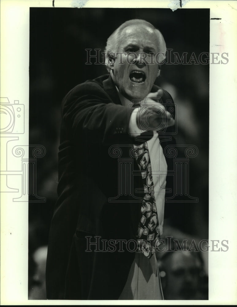 1992 Press Photo Rex Hughes at Spurs Versus Dallas Mavericks Basketball Game- Historic Images